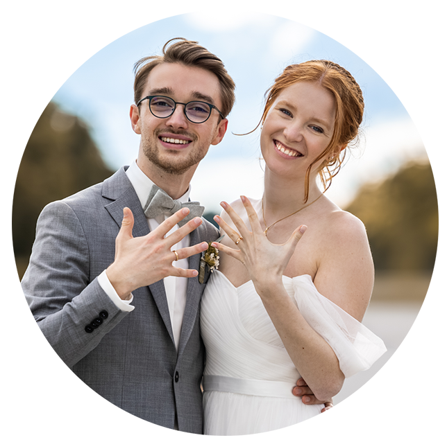 Glückliches Hochzeitspaar, das Bewertung abgibt